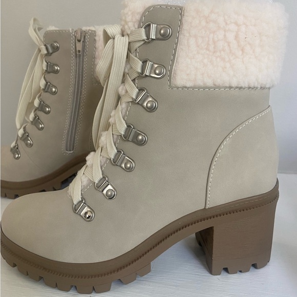 NWT Women’s Coconut lace up lug boots with faux fur detail Winter Boots Booties - Picture 4 of 10